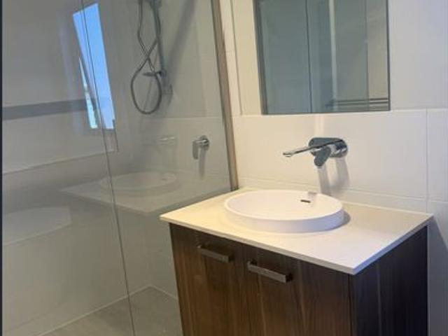 Brand new 5 Bedroom house with walking distance to station