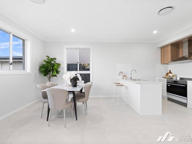 Brand New 5 bedroom plus study, 2 car spaces, two storey house in Oakville! Ready to move in! Agent's Interest