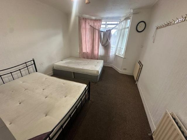 @Brand New 5 Bedroom 2 Bathroom In East Ham ASAP @