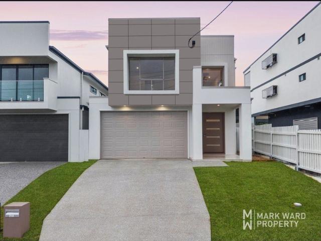 BRAND NEW 5 BEDROOM, 3 BATHROOM HOME WITH DESIGNER FINISHES AND DUAL LIVING AREAS