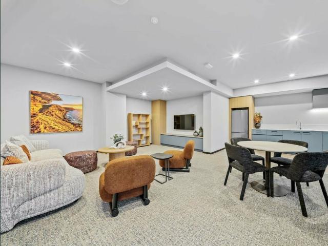 BRAND NEW 8TH FLOOR APARTMENT WITH CITY VIEWS