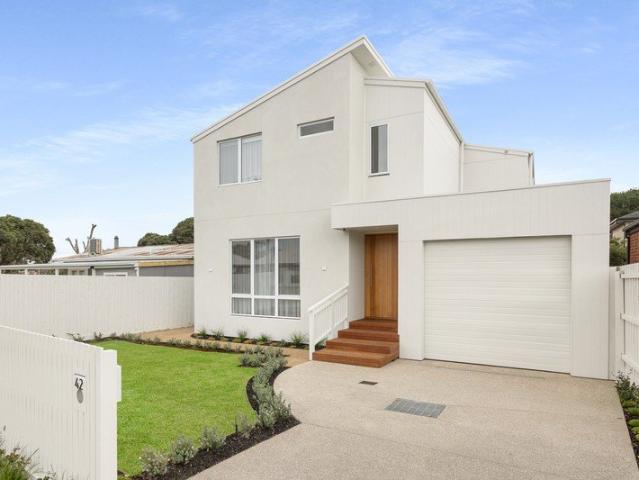 Brand New Coastal Luxury in Rosebud's Golden Triangle Walk to Plaza and Opposite Dog park