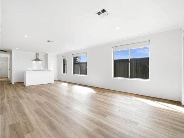 Brand New Coastal Luxury: Massive 5 Bedroom, 4 Bathroom Executive Home!