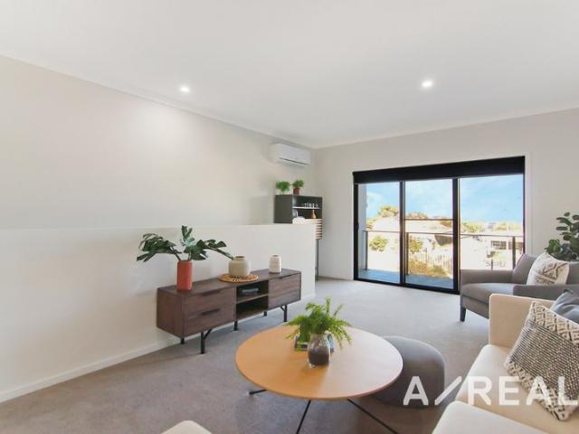 Contemporary Living in the Sought After Kingslea Estate