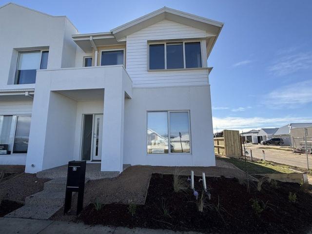 Brand New Contemporary Townhouse in a Prime Torquay Location