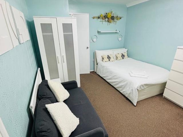 Brand new cosy high end studio close to QE/UoB