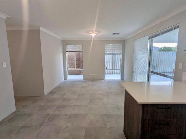 BRAND NEW & COSY PROPERTY with EASY ACCESS to all AMENITIES! Rossmoyne School Zone!