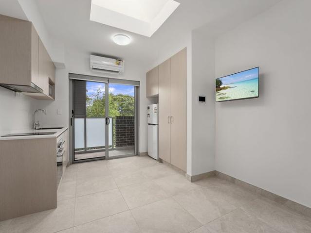 BRAND NEW AND LEASING BY TAG RE