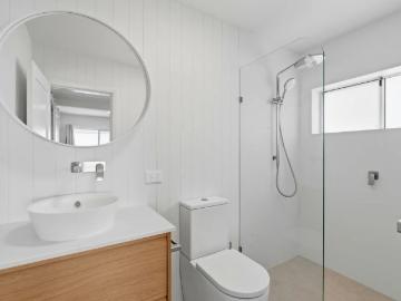 Brand New Apartment Sublime Position Direct Waterfront Access Electricity, Water & all Garden care included in Lease