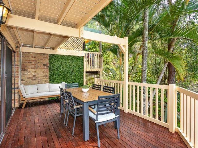 Brand New Deck, Room to Breathe: End Townhouse in Prime Mudgeeraba