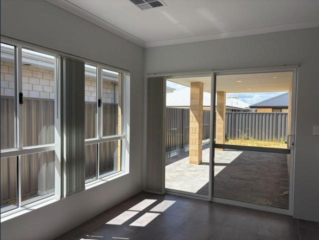 BRAND NEW EASY CARE MODERN FAMILY HOME
