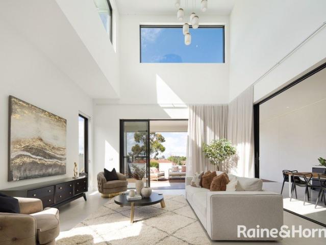 Brand New Exceptional And Oversized Family Luxury with Talinga Park Views
