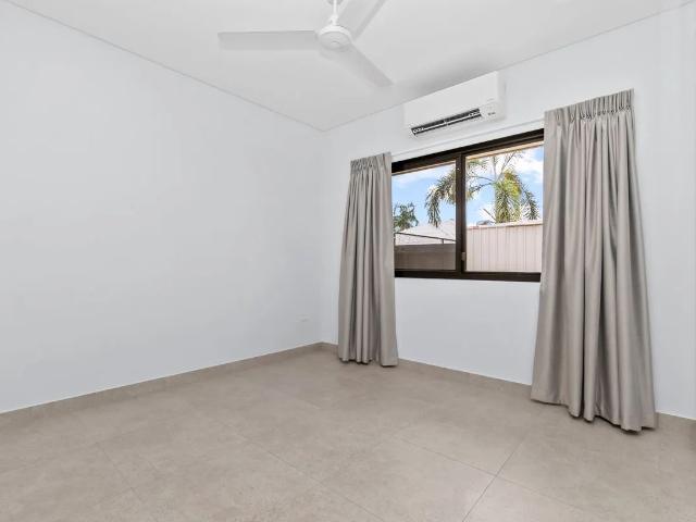 BRAND NEW EXECUTIVE FAMILY HOME IN ROSEBERY