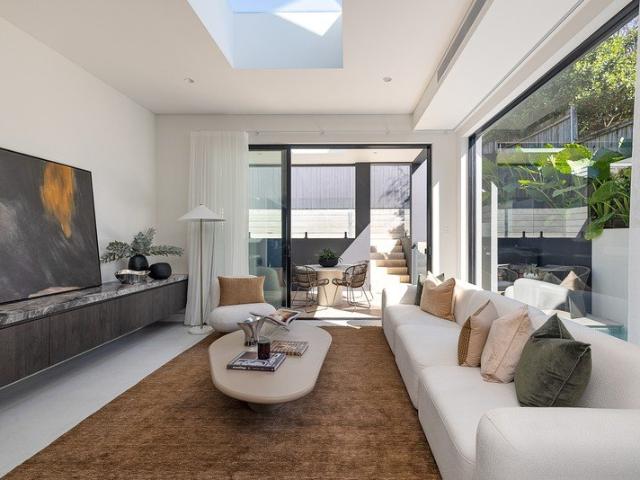 Brand new family home and luxury poolside entertainer