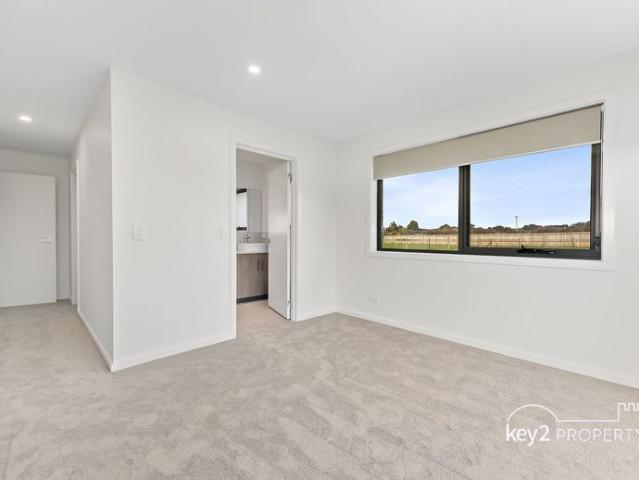 Brand New Family Home on 5,000m² – Space, Style & Room for the Pony!