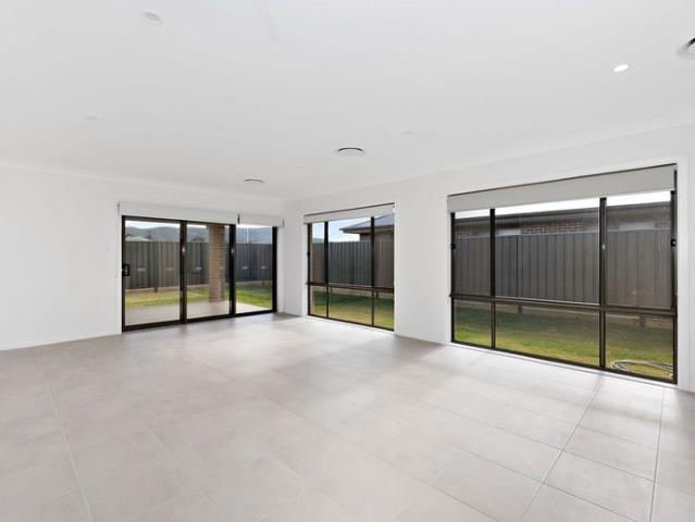 BRAND NEW FAMILY HOME PACKED WITH FEATURES INCLUDING SOLAR, DUCTED AIR CONDITIONING & DOUBLE GARAGE