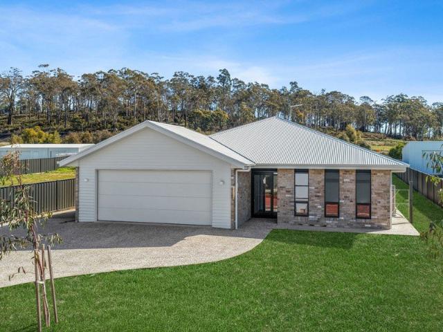 Brand new family living with mountain views, shed & space