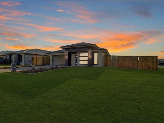 Brand New Family Living, Minutes from the Bushland Beach Foreshore