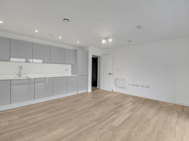 BRAND NEW FLAT High Street. 2 bed flat to rent £1,375 pcm £317 pw