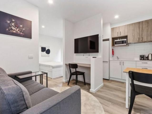 BRAND NEW FULLY FURNISHED STUDIO ROOMS MODERN LIVING IN TYABB