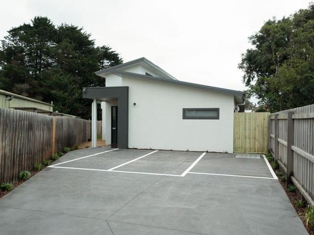 BRAND NEW FULLY FURNISHED STUDIO ROOMS MODERN LIVING IN TYABB
