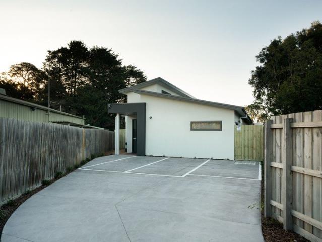 BRAND NEW FULLY FURNISHED STUDIO ROOMS MODERN LIVING IN TYABB