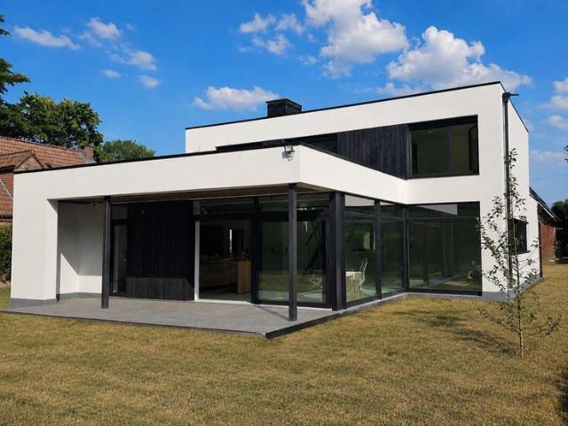 Brand new house – 4 bedrooms, garden & quiet location