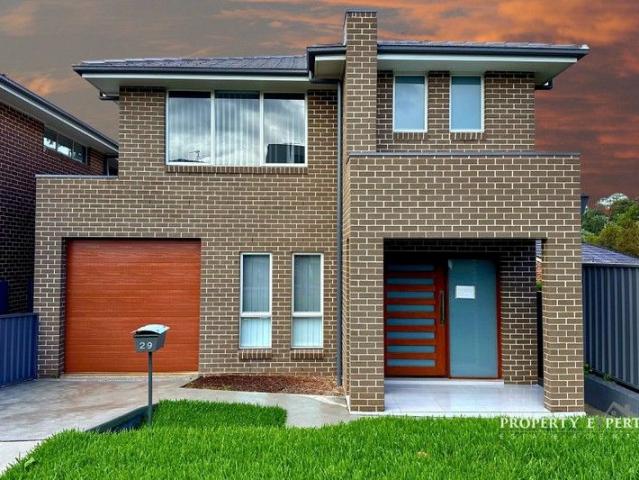 BRAND NEW HOUSE WALK TO STATION