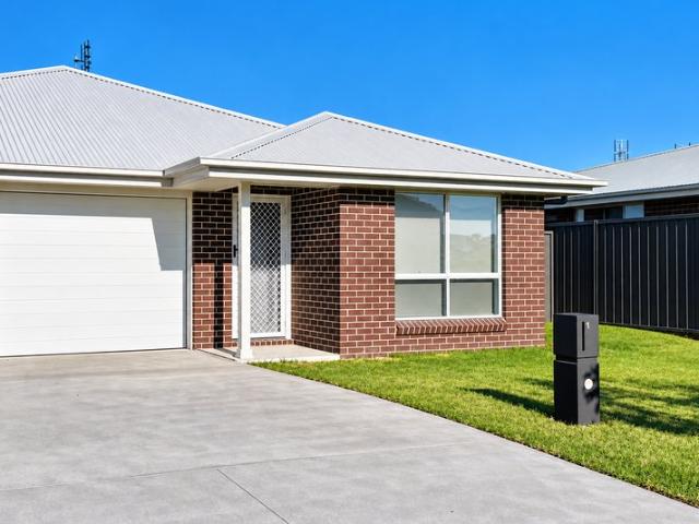 Brand New Home 3 Bedrooms, Ducted Air Con & Open Plan Living