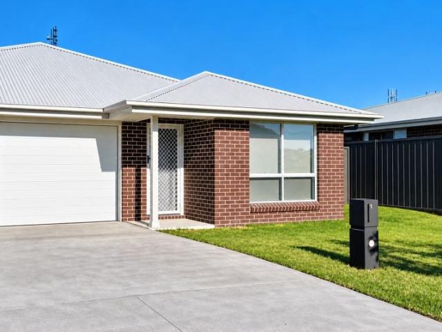 Brand New Home 3 Bedrooms, Ducted Air Con & Open Plan Living