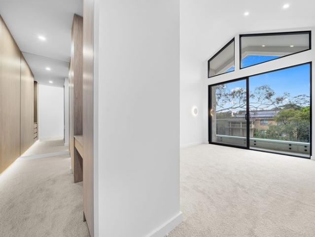 Brand New Home Walk To Metro