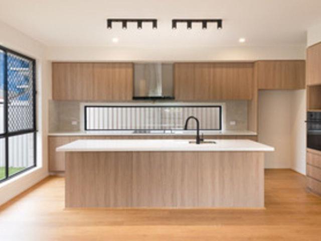 Brand new home Luxury Rooming Accommodation with above average room size!
