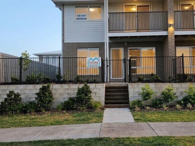 BRAND NEW ONE WEEK FREE RENT CONDITIONS APPLY *TOWNHOUSE DUCTED AIR CONDITIONING AVAILABLE NOW