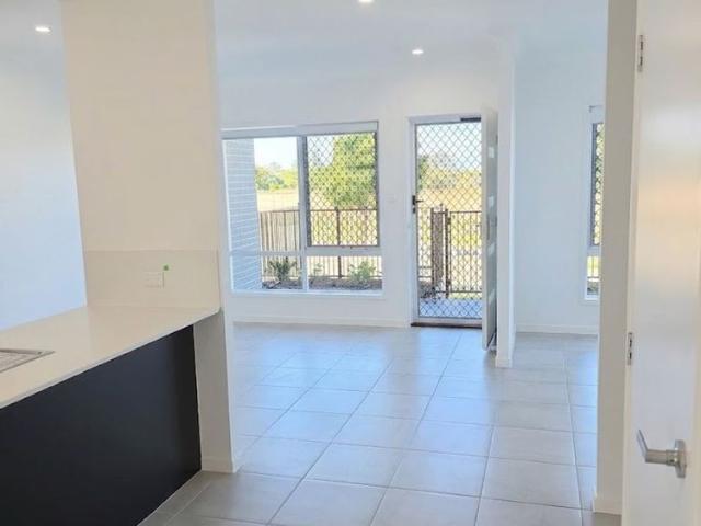 BRAND NEW ONE WEEK FREE RENT CONDITIONS APPLY *TOWNHOUSE DUCTED AIR CONDITIONING AVAILABLE NOW