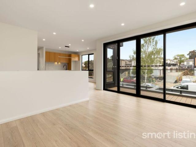 Brand new low maintenance 3 bedrooms 2 bathrooms Townhouse in the heart of Lilydale