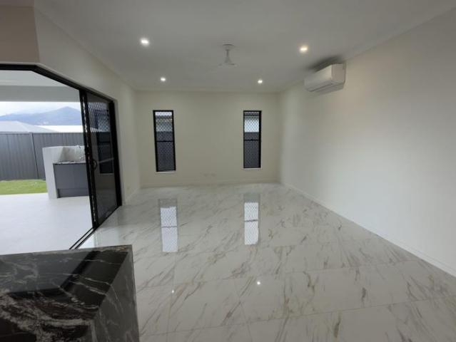 Brand New Living with Pyramid Views, 13kW Solar & Outdoor Kitchen