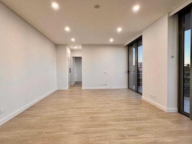 Brand New Luxury Two Bedroom Plus Study| Walk to Metro