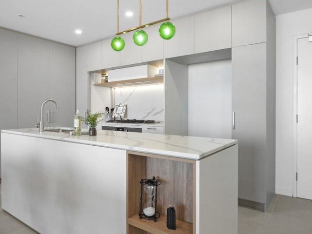 Brand New Luxury Apartment ! Walk To All Amenities
