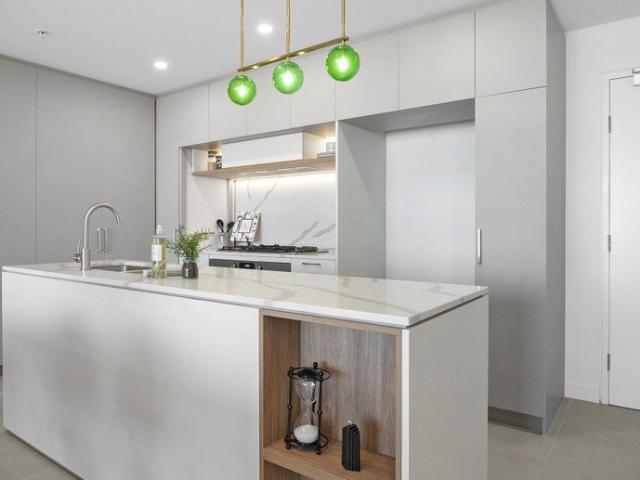 Brand New Luxury Apartment ! Walk To All Amenities. Ready To Move!