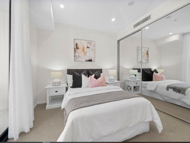 Brand New Luxury Apartment ! Walk To All Amenities. Ready To Move!