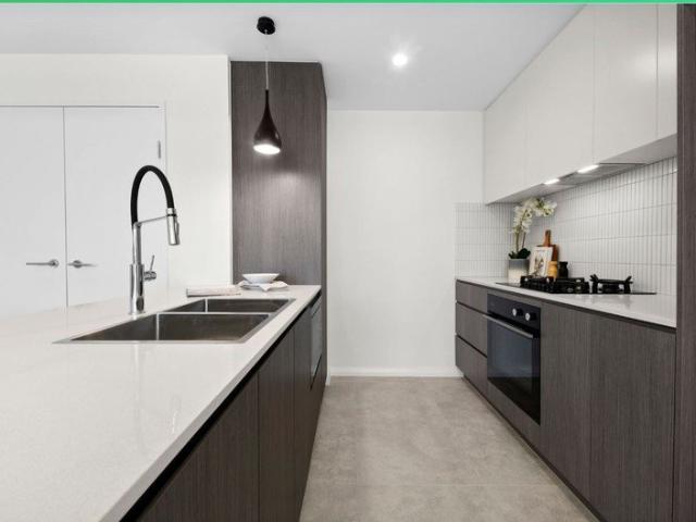 Brand New Luxury Apartment ! Walk To All Amenities. Ready To Move!