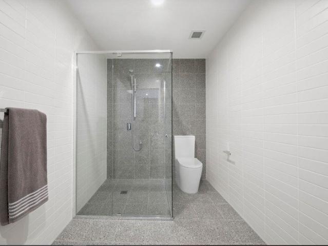 Brand New Luxury Apartment ! Walk To All Amenities. Ready To Move! 3 Bedooms Plus Study!