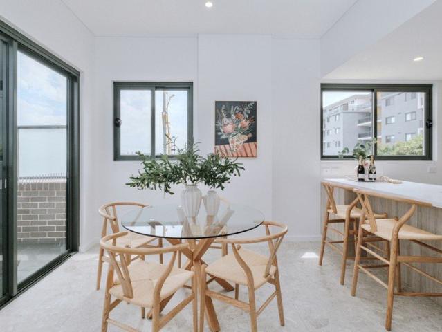 Brand New Luxury Apartment ! Walk To All Amenities. Ready To Move Soon!