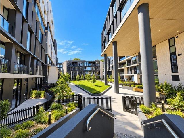 Brand New Luxury Apartment, Walk to Showground Metro and Village!