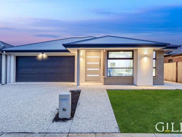 Brand New Luxury Family Home in a Prime Cranbourne East Location