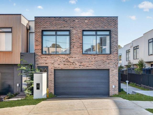 Brand New Luxury Family Home in Prestigious Ivanhoe