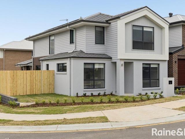 BRAND NEW LUXURY FAMILY HOME IN PRIME ROUSE HILL LOCATION