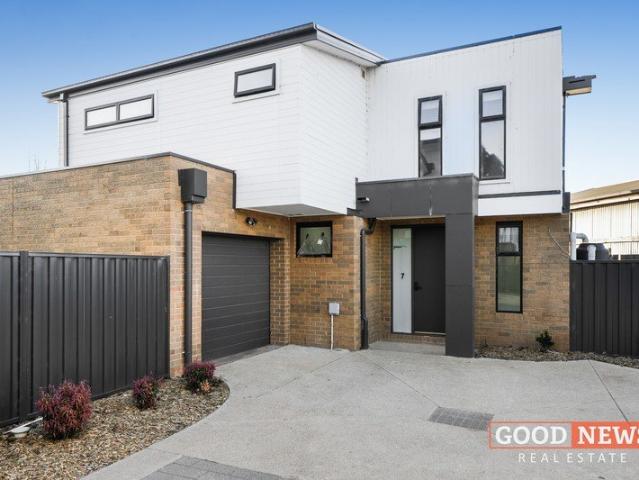 Brand New Luxury Family Home | Werribee Secondary College Zone