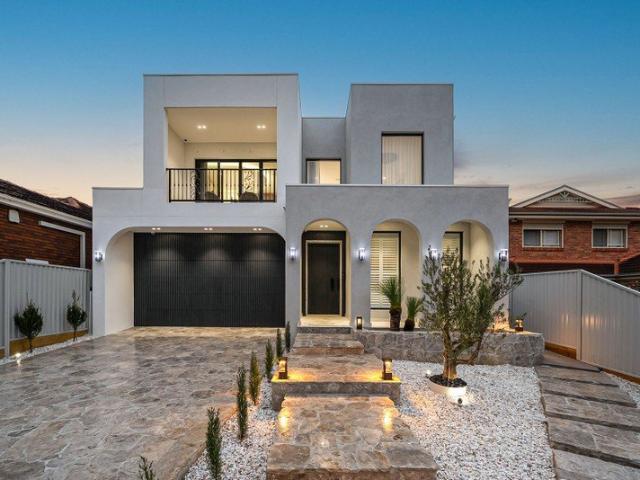 BRAND NEW LUXURY HOME IN PRIME LOCATION