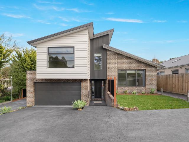 Brand New Luxury Home in Prime Warranwood Location
